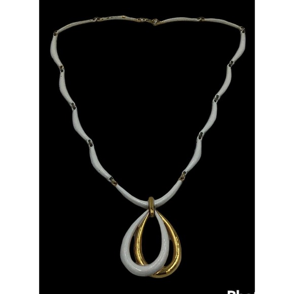 Vintage Crown Trifari White Enamel Bar Link Necklace with Tear Drop Pendant - Picture 3 of 11